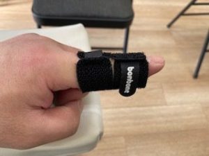 突き指損傷による左第2指捻挫のシーネ固定です。