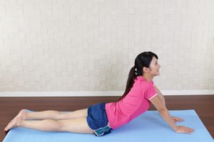 マッケンジー体操は体を反らせることで骨盤の仙腸関節の動きが出て関節の機能を改善し腰部捻挫の症状を緩和させます